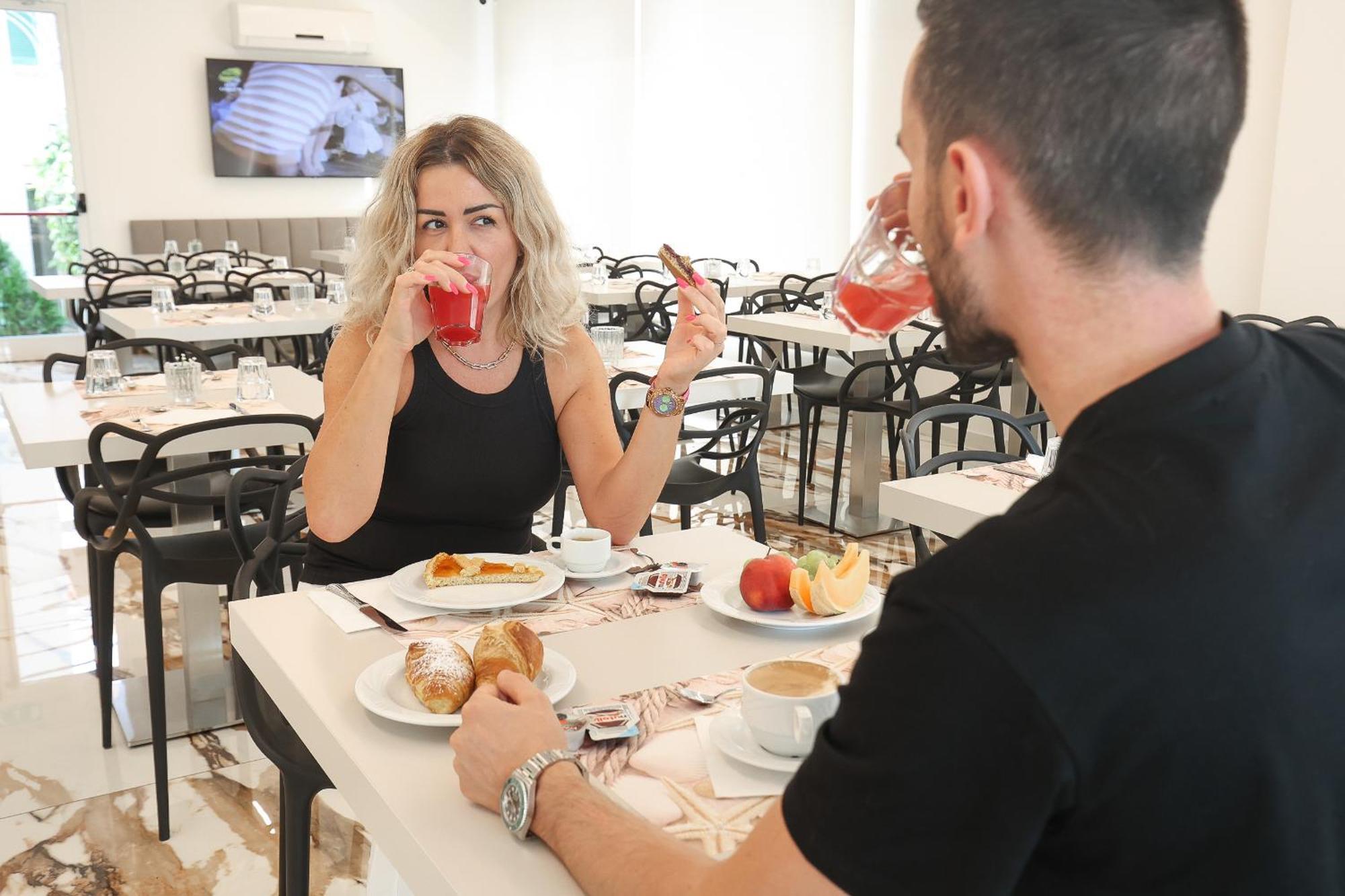 Hotel Cenisio Ρίμινι Εξωτερικό φωτογραφία